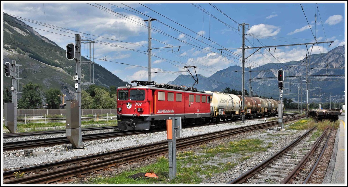 5151 nach Samedan mit der Ge 6/6 II 707  Scuol  in Felsberg. (28.07.2020)