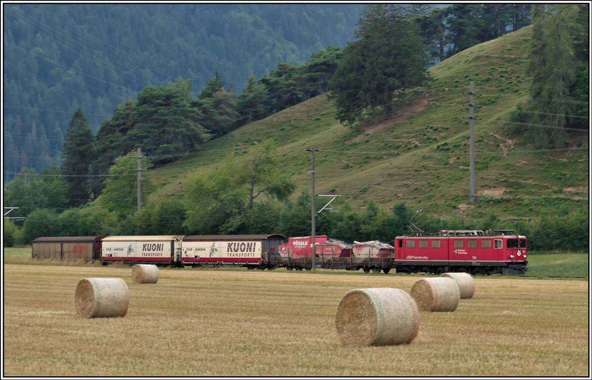 5152 mit der Ge 6/6 II 705  Pontresina/Puntraschigna  zwischen Bonaguz und Reichenau-Tamins. (26.07.2019)