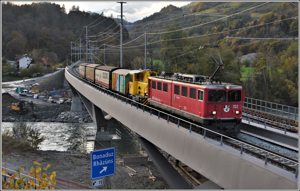 5152 mit der Ge 6/6 II 703  St.Moritz  und dem aufgearbeiteten Tm 2/2 89 auf der neuen Hinterrheinbrücke. (06.11.2019)