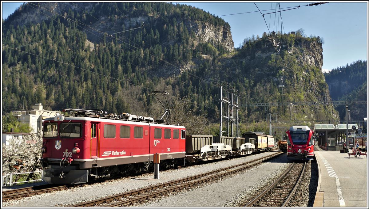 5152 mit Ge 6/6 II 702  Curia  und IR1149 mit Steuerwagen Ait57802 in Thusis. Im Hintergrund thront über dem Eingang zur Viamala Hohenrätien, die grösste Burganlage Graubündens.(15.04.2020)