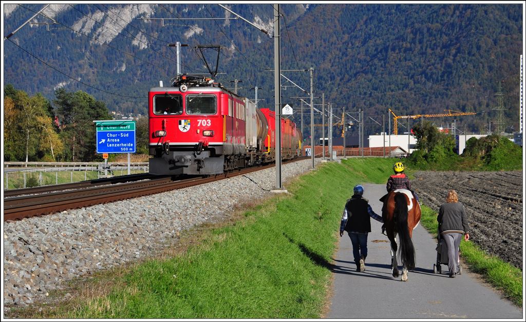 5155 bei Felsberg mit Ge 6/6 II 703 St.Moritz. (30.10.2014)