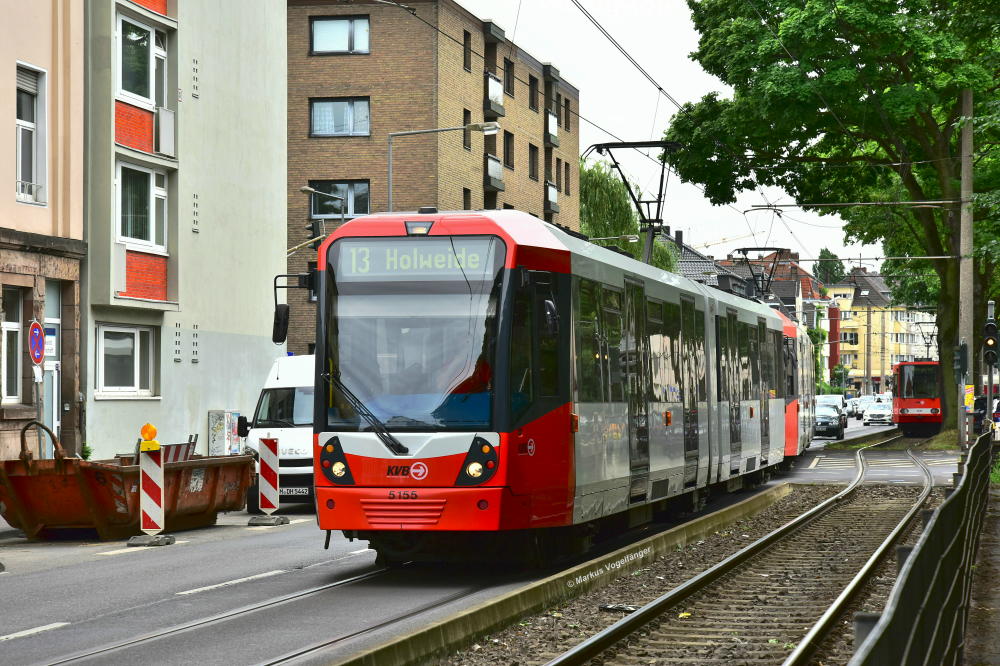 5155 wurde die Ganzgestaltung  Kölner Archive  entfernt. hier zu sehen kurz vor der Haltestelle  Gleueler Str./Gürtel  am 08.06.2017.