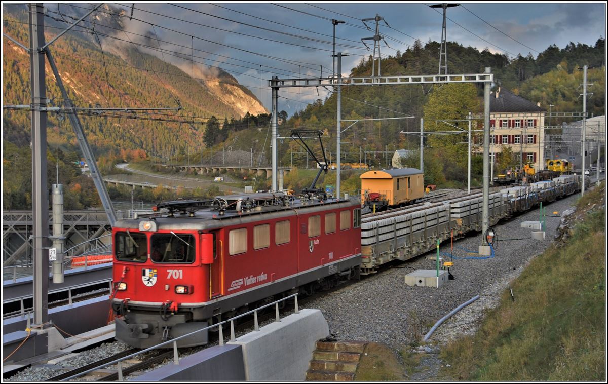 5157 mit der Ge 6/6 II 701  Raetia  in Reichenau-Tamins. (06.11.2019)