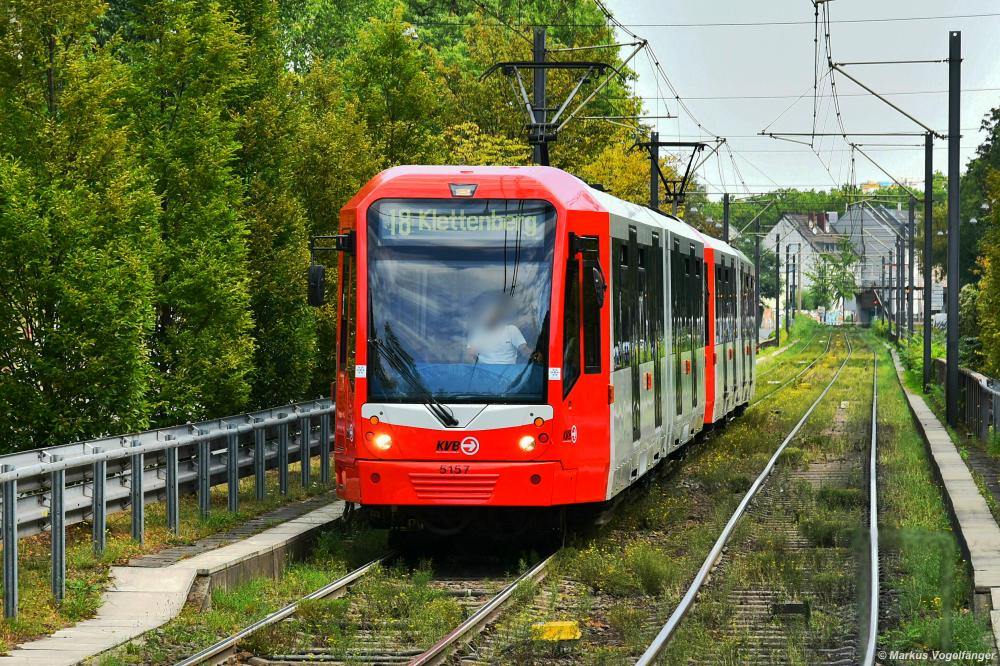 5157 wurde in die aktuellen KVB-Farben lackiert. Hier zu sehen in Köln auf der Riehler Straße am 12.08.2020.