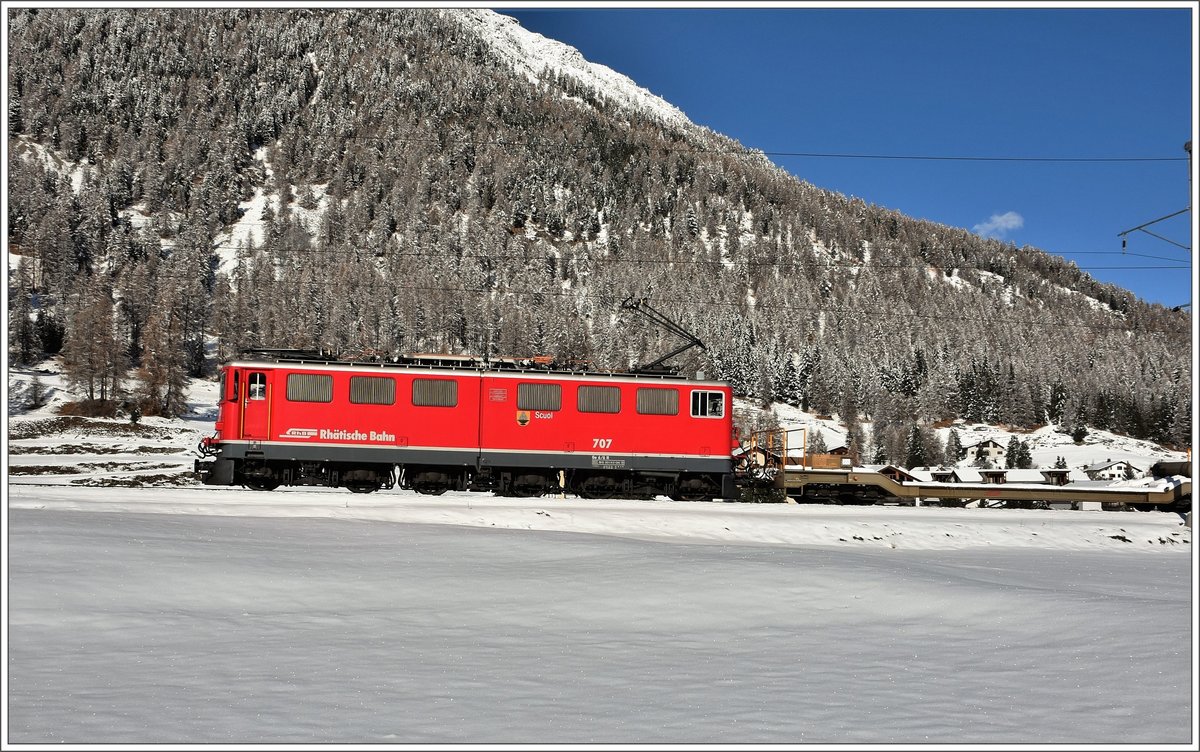 5162 mit der Ge 6/6 II 707  Scuol  im Val Bever. (08.11.2016)