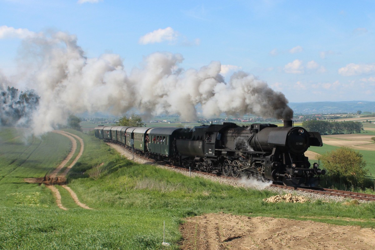 52 100 mit dem SR 14382 von Wien Praterstern (Nw) nach Ernstbrunn (Erb). Aufgenommen beim erzwingen des Mollmannsdorfer Berg; am 04.05.2014