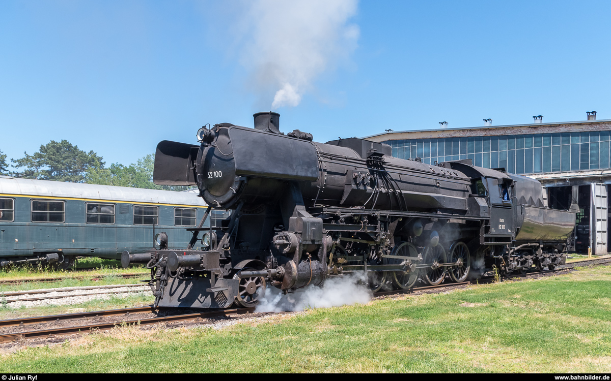 52 100 unter Dampf am 28. Mai 2017 im Heizhaus Strasshof.