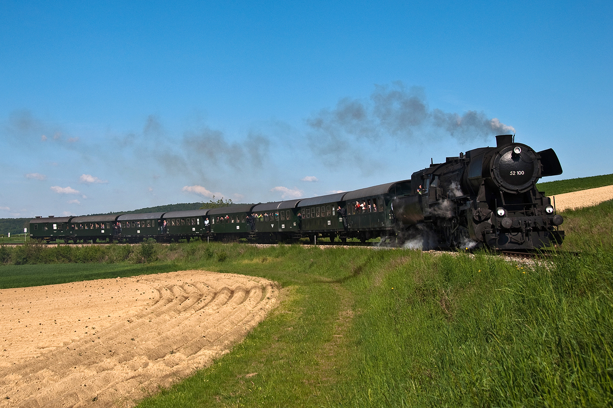 52 100 ist zum 7. Oldtimer Treffen auf Schiene und Straße nach Ernstbrunn unterwegs. Würnitz-Hetzmanndorf, am 04.05.2014.