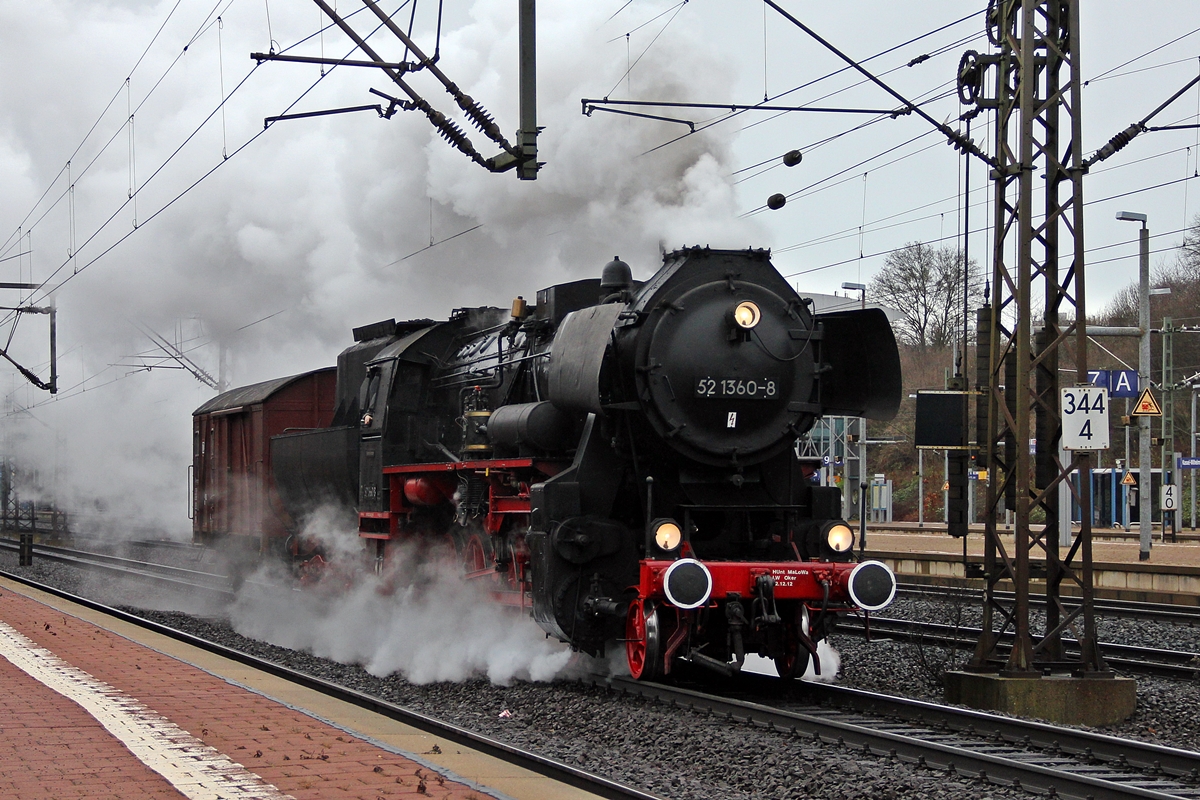 52 1360-8 bei der Durchfahrt in Kassel-Wilhelmshöhe Gleis 5 in Richtung Süden. 13.12.2014