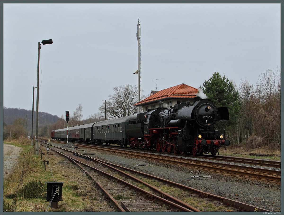 52 1360-8 erreicht am 21.4.2013 mit einem Sonderzug von Vienenburg nach Klostermansfeld den Bahnhof Ellrich.