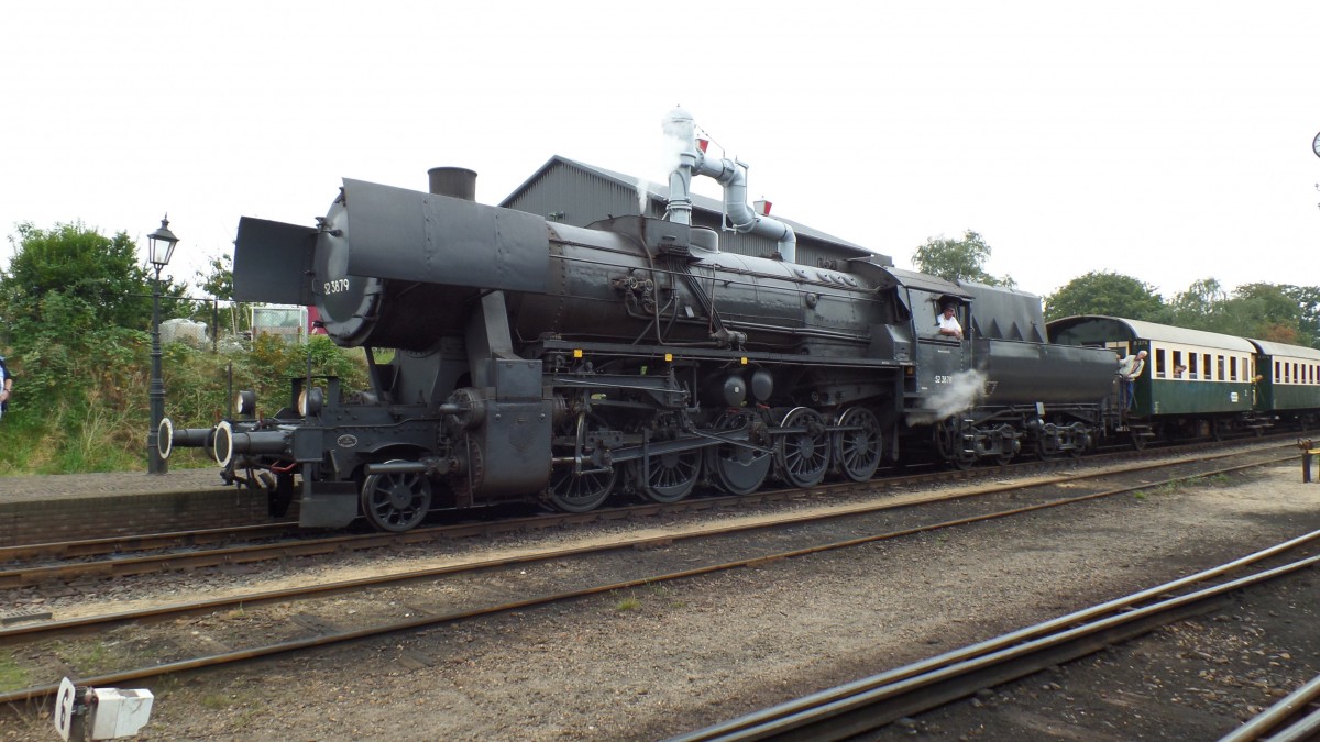 52 3879, hinter dem Zug nach Apeldorn, 1944 bei Lokomotivfabrik Floridsdorf gebaut / in Beekbergen am 6.9.2014 beim großen Eisenbahn-Spektakel  „Terug naar Toen - Zurück nach Damals“ der Museumseisenbahn VSM in Beekbergen / NL,
 
