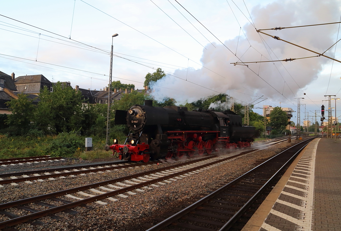 52 4867 am Morgen des 05.09.2015 auf Rangierfahrt im Bahnhof Frankfurt/Main-Süd. Ihre Aufgabe ist es heute, einen Sonderzug der HEF zu den XXI. Meininger Dampfloktagen und auch wieder zurück zu bringen.