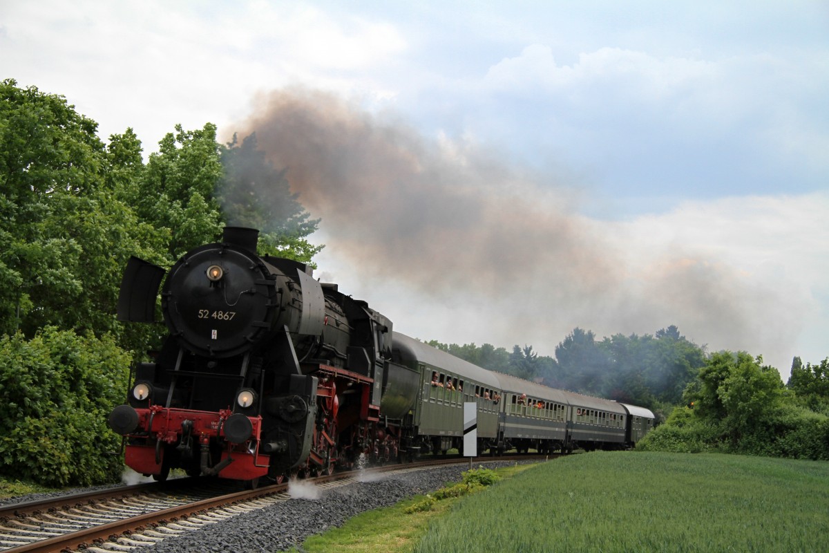 52 4867 mit Dampfzug 106 am 25.05.15 auf dem Weg nach Königstein hier bei dem Haltepunkt Unterliederbach.