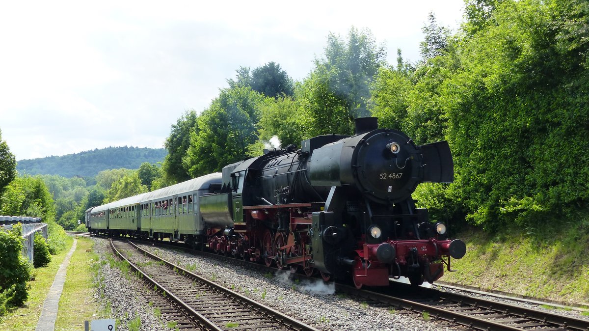 52 4867 zieht einen Dampfsonderzug Frankfurt Höchst - Königstein durch Kelkheim Hornau. Aufgenommen am 4.6.2017 14:50