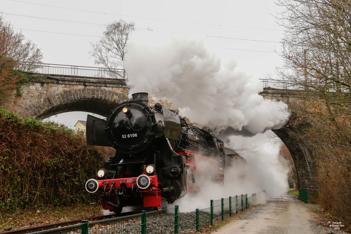 52 6106 auf der Ruhrtalbahn unter dem Witten Viadukt in Witten Bommern, April 2018.