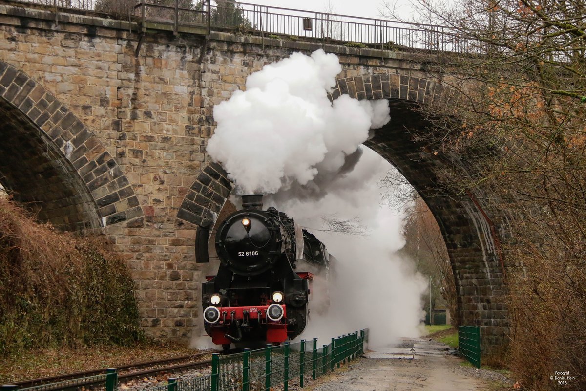 52 6106 auf der Ruhrtalbahn unter dem Witten Viadukt in Witten Bommern, April 2018.