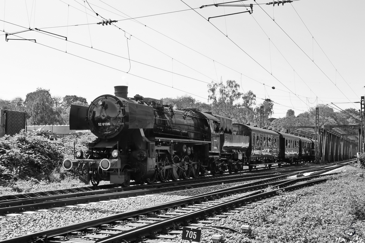 52 6106 kurz vor der Einfahrt in den Hattinger Bahnhof. (September 2018)
