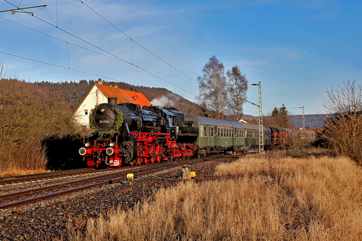 52 7569 mit einem Sonderzug aus Horb a/N nach Konstanz bei Wurmlingen.Bild vom 21.12.2014