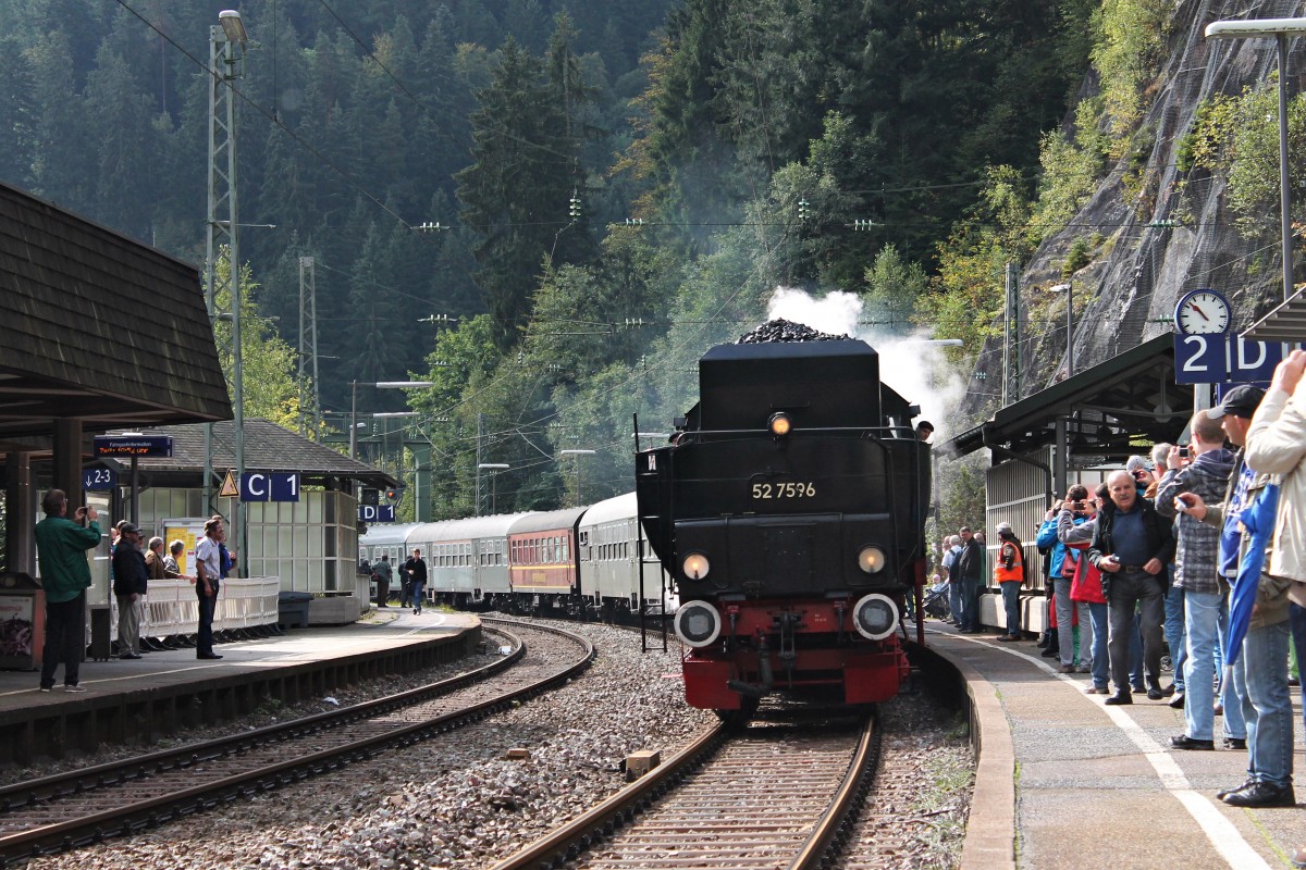 52 7596 am 13.09.2014 zusammen mit 50 2988, der Wagenlok 110 468-6 und den Schienenbus 796 625-2 als DLr 84254 (Rottweil-Triberg) bei der Einfahrt in den Bahnhof von Triberg. An diesem Wochenende fahnden die Triberger Bahnhofstage statt.