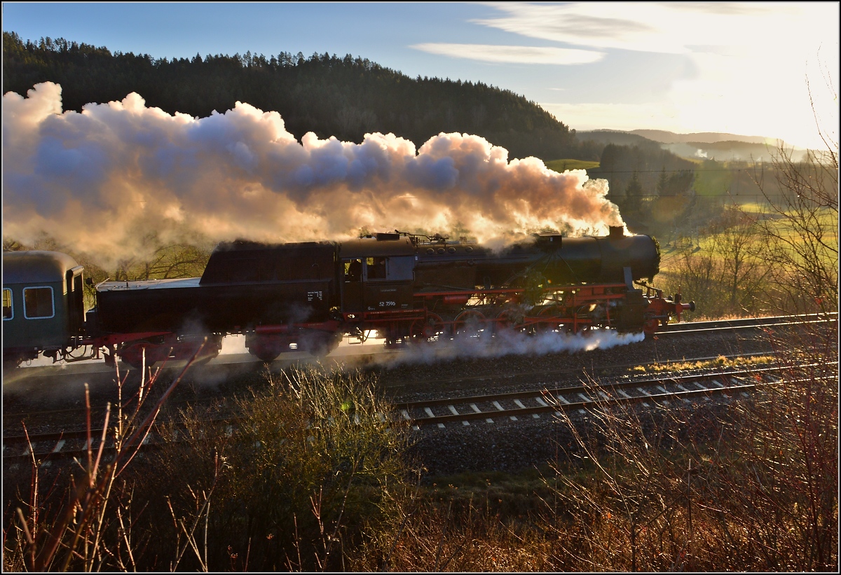 52 7596 bei der Ausfahrt aus Rottweil auf der Parallelrennstrecke mit Gäu- und Alemannenbahn. Hier wurde ein Detail entfernt, das nicht zur Dampfzeit passt. Auch wenn ich mich normal nicht für Bildmanipulation erwärmen kann. Ein Dank geht an Heinz Stoll, der mich mit Entfernung eines Strommasten überzeugt hat, dass es zwischendurch auch mal schön sein kann, sich ganz auf das Motiv zu konzentrieren.
Rottweil, Dezember 2014.