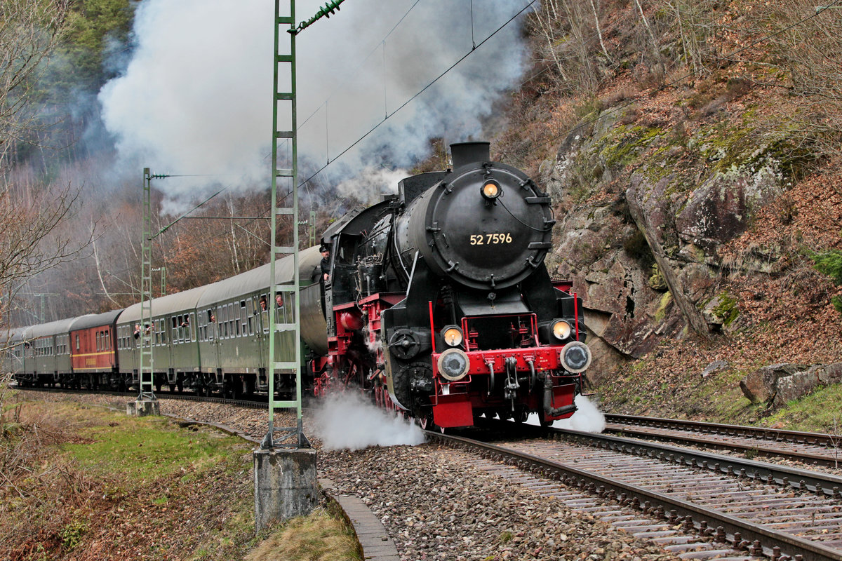 52 7596 dampft mit dem Ostermontagszug bei Hornberg vorüber.Bild vom 28.3.2016