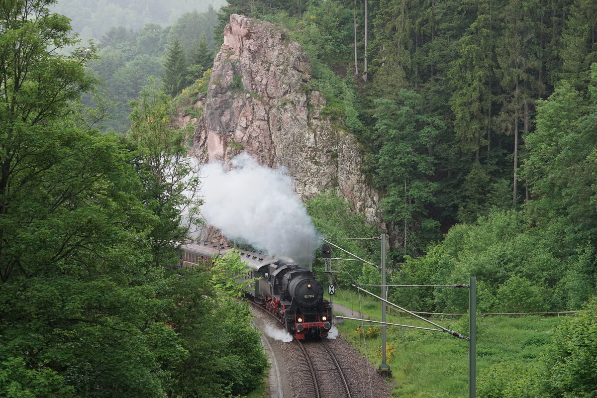 52 7596 der EFZ bei der Ausfahrt aus Schwarzenberg, Murgtalbahn am 05.06.2016
Ersatz für 58 311