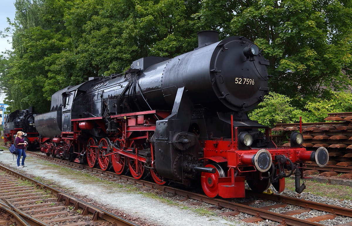 52 7596 der Eisenbahnfreunde Zollernbahn am 05.09.2015 zu Gast bei den XXI. Dampfloktagen im DLW Meiningen.
Gebaut wurde die Maschine unter der Fabriknummer 16944 im Jahre 1944 von der Wiener Lokomotivfabrik Floridsdorf.