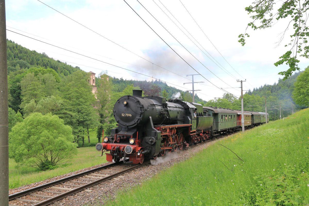 52 7596 Marxzell 29.05.2016. Im Hintergrund die Klosterruine Frauenalb.