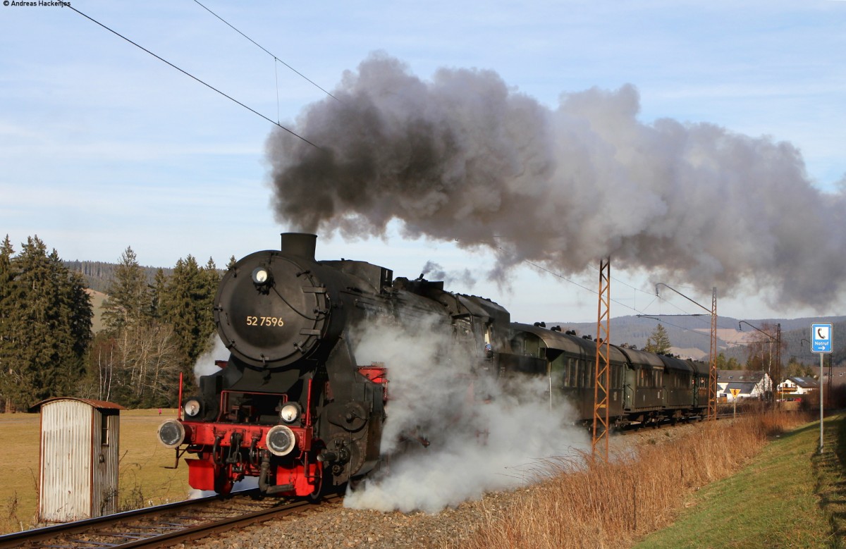 52 7596 mit dem DPE 24247 (Titisee - Seebrugg) bei Titisee 29.12.15