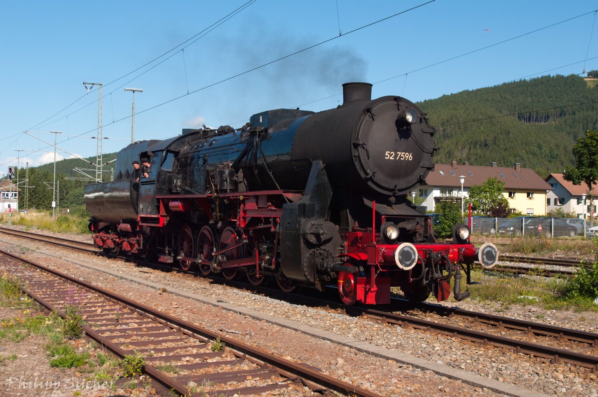 52 7596 setzt in Titisee um. Aufgenommen 17.08.2013