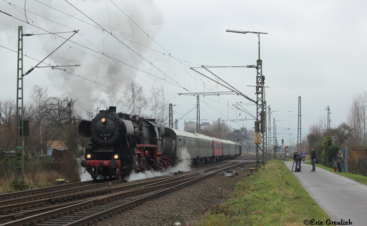 52 8038 am 08.12.13. bei der Ausfahrt von Weetzen.