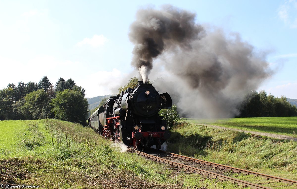 52 8038 der DEW (Dampfeisenbahn Weserbergland e.V) zieht den Sonderzug von Rinteln nach Stadthagen West und dampft an Obernkirchen vorbei am 01.10.2017
