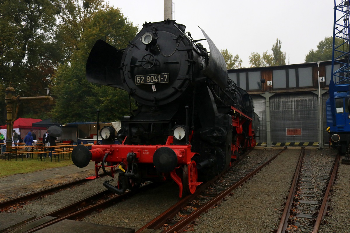 52 8041-7 (DR 52) steht im ehemaligen Bw Lutherstadt Wittenberg anlässlich der jährlichen Bahnaktionstage. [24.9.2017 | 11:41 Uhr]