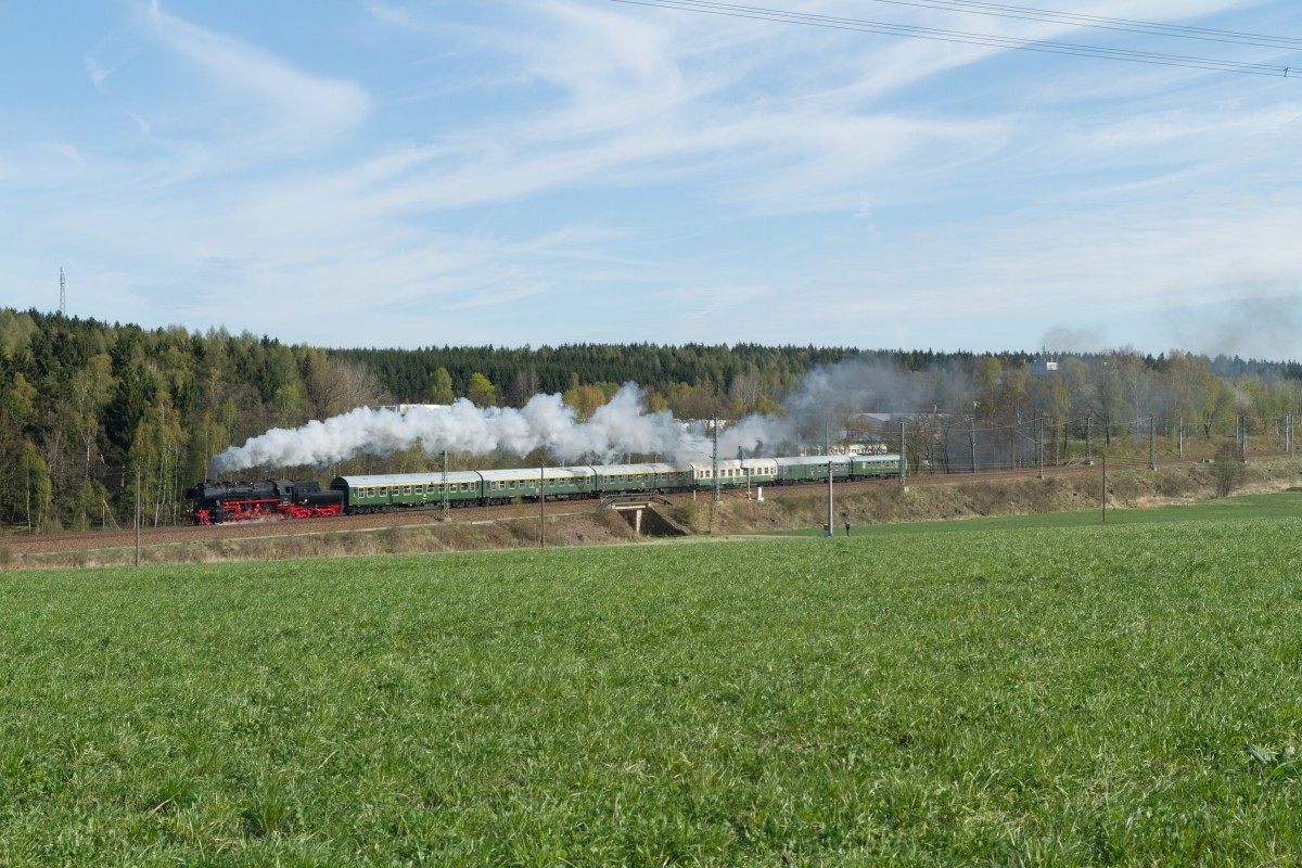52 8079 + Sonderzug passiert bei Klingenberg-Colmnitz mit ein Sonderzug der Dresdner Dampfloktreffen nach Freiberg(Sachs) am 11 April 2014.