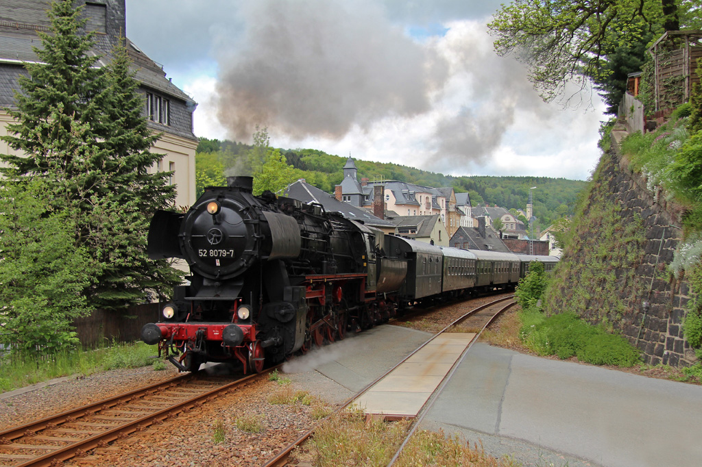 52 8079-7 durchfhrt am 21.05.2013 auf dem Weg nach Schwarzenberg, mit einem Leerreisezug Aue.