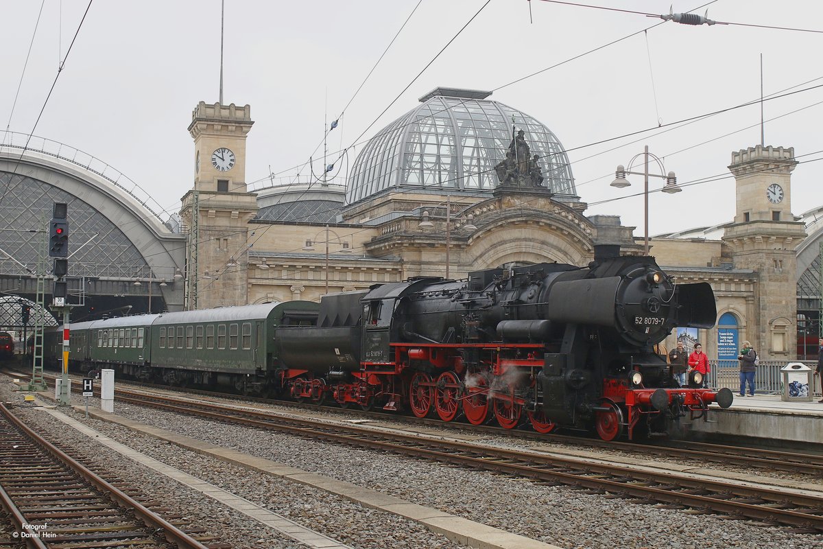 52 8079-7 mit Sonderzug in Dresden Hbf, April 2017.