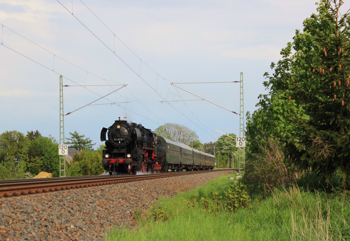 52 8079-7 Überführte den VSE Zug am 13.05.16 von Schwarzenberg nach Neuenmarkt-Wirsberg.
Hier der Zug an der Schöpsdrehe bei Plauen/V.