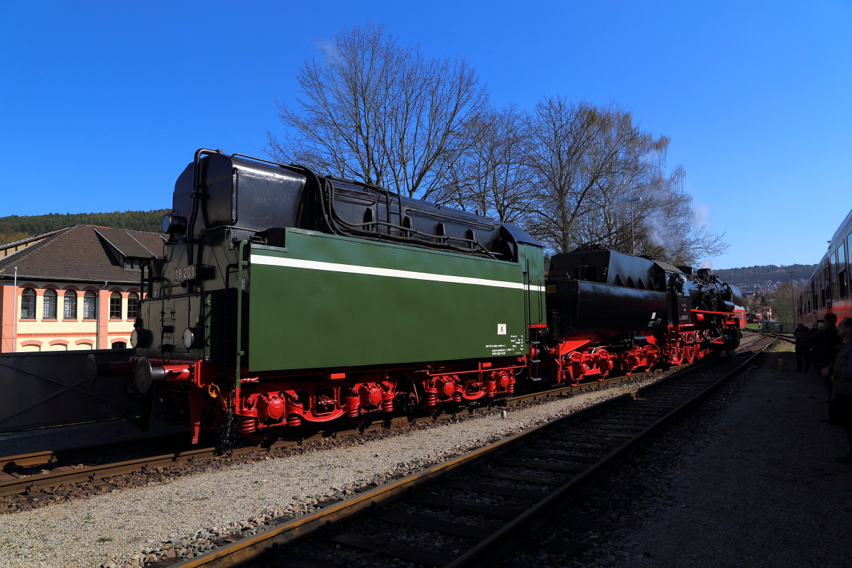 52 8079 beim Rangieren des Zusatztenders von Schnellfahrdampflok 18 201 am 29.03.2014 im Dampflokwerk Meiningen. (Aufnahme erfolgte im Rahmen eines organisierten Besuches der Sonderzugveranstaltungen Chemnitz.)