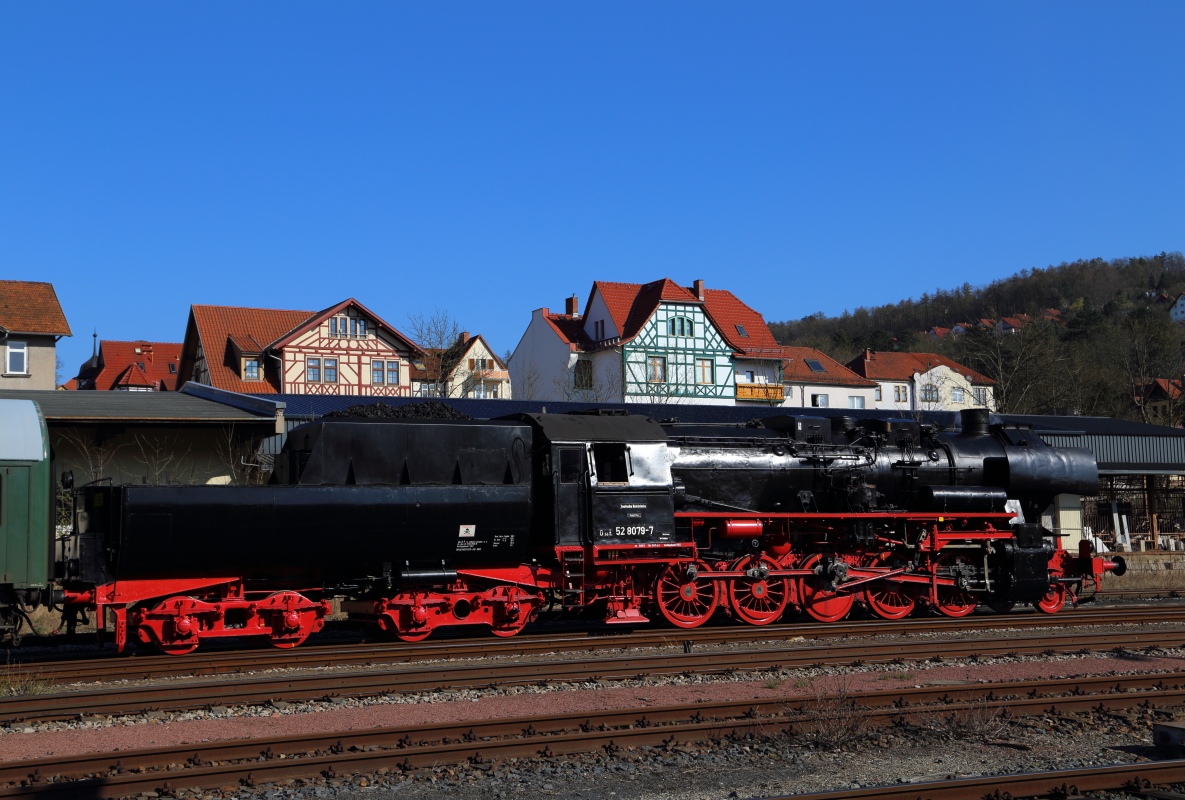 52 8079 der Gesellschaft DampfPlus am Nachmittag des 29.03.2014, kurz vor ihrer ersten Beförderungsleistung nach erfolgter HU, welche heute mit einem Sonderzug der SVC nach Wittenberg geht, im Bahnhof Meiningen.