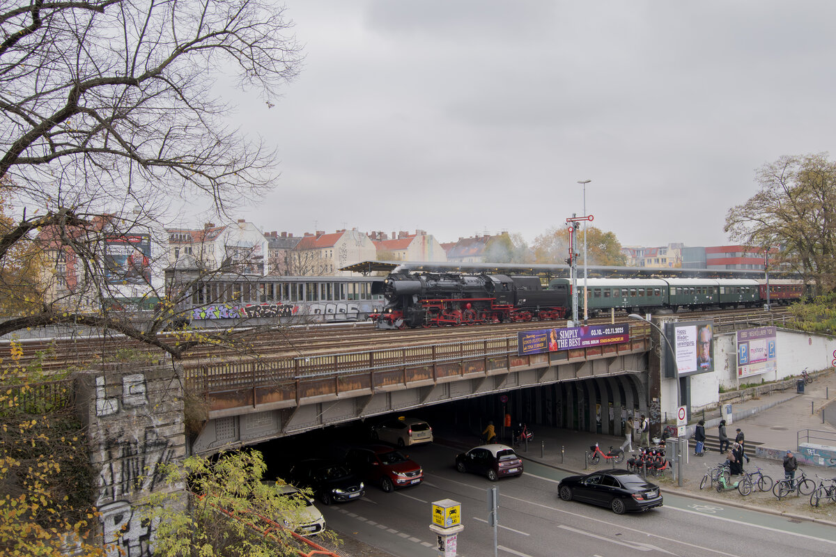 52 8079 übernimmt den Sonderzug der Dampflokfreunde aus Berlin, besser bekannt von Berlin macht Dampf. Die Dampflok ist eine Leihgabe der Leipziger Dampf Kultour, da von den Berlinern keine eigene Maschinen eine gültige Hauptuntersuchung haben. Auf 37 Kilometer Länge wird ihre beliebte Reise durch Berlin unternommen. An dieser Stelle wird der Bahnhof Neukölln durchfahren. Der einzige Bahnhof mit Flügelsignale. Bevor dieser umgebaut wird, war mir diese Perspektive wichtig dazustellen. 08.11.2025
