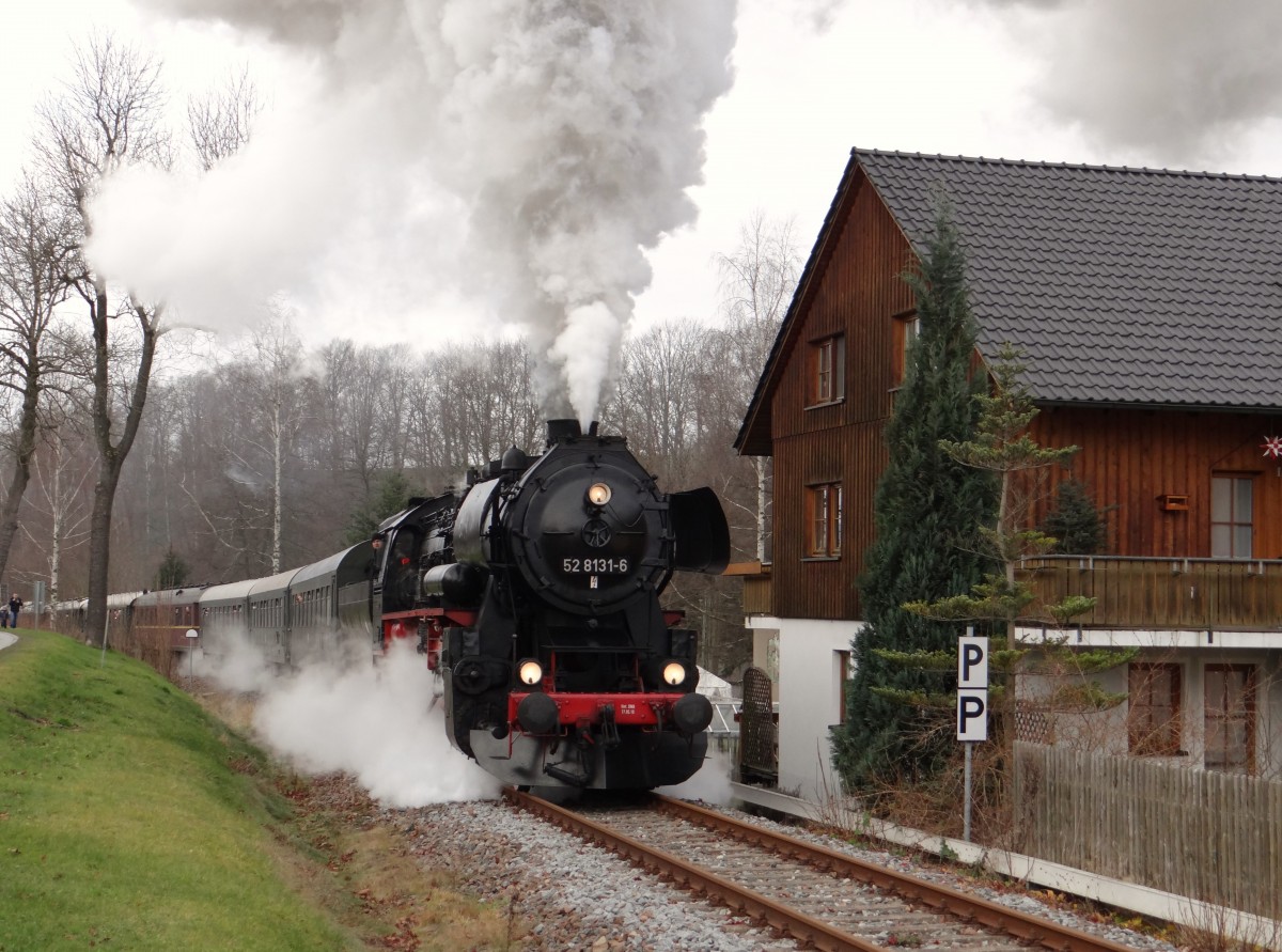 52 8131-6 fuhr am 21.12.14 mit dem Berliner Sonderzug nach Annaberg-Buchholz. Hier zu sehen in Markersbach, Schiebelok war 119 158.