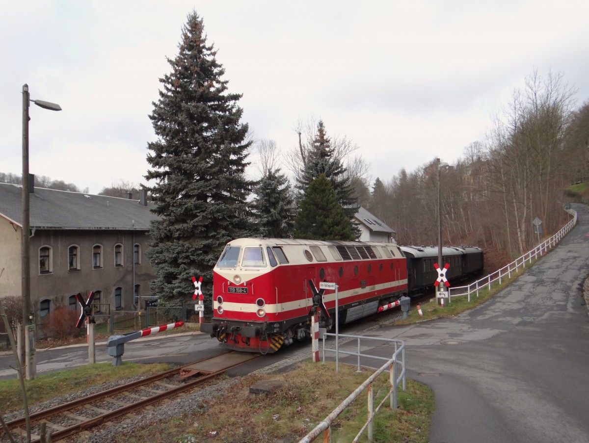 52 8131-6 fuhr am 21.12.14 mit dem Berliner Sonderzug nach Annaberg-Buchholz. Hier zu sehen in Annaberg-Mitte bei der Fahrt zur Abstellung nach Annaberg-Süd mit der 119 158.