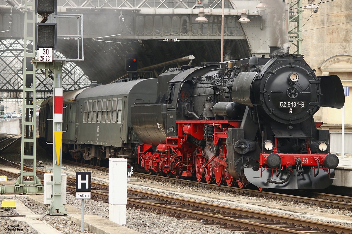 52 8131-6 mit Sonderzug in Dresden Hbf, April 2017.