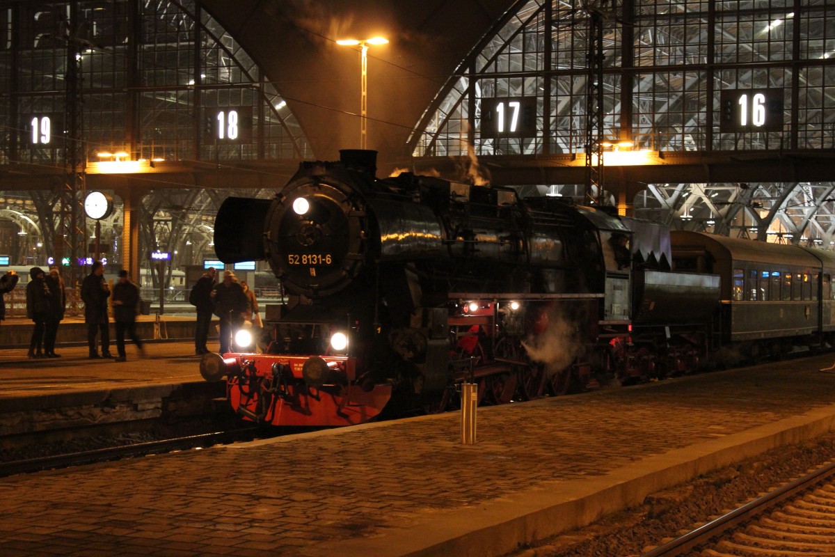 52 8131-6 steht am 14.12.2013 mit dem Sonderzug in Leipzig Hbf zur Abfahrt zurück nach Berlin bereit. 