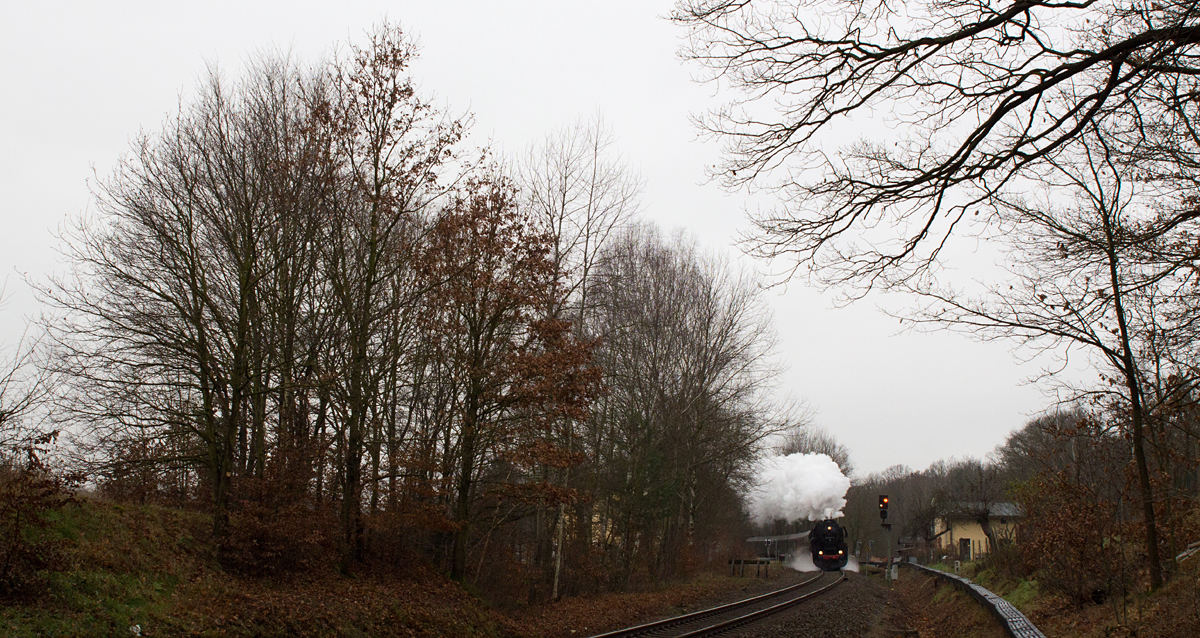 52 8131-6 der WFL zog am Sonntag, den 07.12.14 einen Sonderzug von Nossen über Dresden, Bischofswerda, Ebersbach, Löbau nach Görlitz und zurück. Hier wurde sie bei Bischofswerda fotografiert.