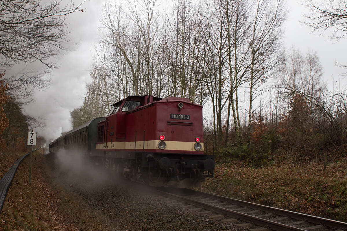 52 8131-6 der WFL zog am Sonntag, den 07.12.14 einen Sonderzug von Nossen über Dresden, Bischofswerda, Ebersbach, Löbau nach Görlitz und zurück. WFL 110 101-3 schob nach. Hier wurde der Zug bei Bischofswerda fotografiert.