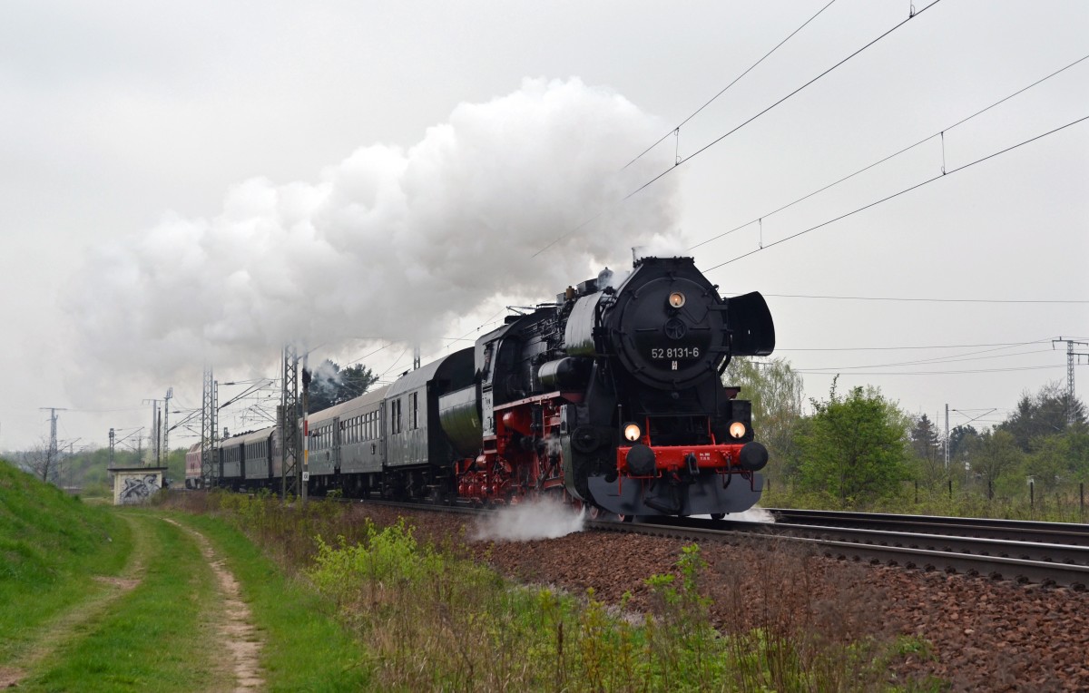 52 8131 war am 12.04.14 mit einem Sonderzug der Berliner Eisenbahnfreunde auf dem Weg nach Dresden zum dortigen Dampfloktreffen. Nachdem in Riesa 119 158 mit ihrem Sonderzug aus Richtung Elsterwerda angehangen wurde ging die Fahrt weiter über Zeithain.