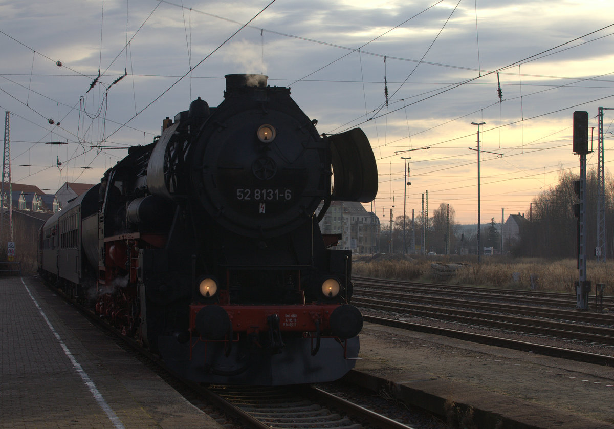 52 8132-6 fährt in Döbeln ein. 10.12.2106 10:18 Uhr.