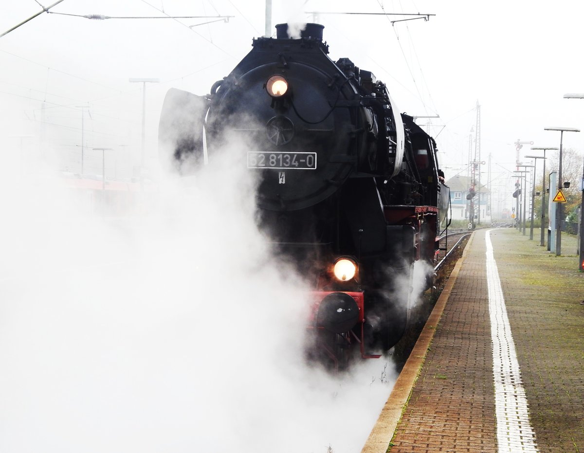 52 8134-0 DER EFB IM BAHNHOF SIEGEN-
Da ist sie noch einmal- die 52er der Eisenbahnfreunde BETZDORF-mittlerweile in
Österreich beheimatet-mit Rangierdampf am 19.10.2014 im Hbf SIEGEN
vor einer Sonderfahrt nach HACHENBURG/Ww.....