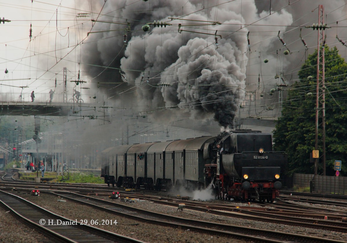 52 8134-0 mit Sonderzug in Wuppertal und fuhr weiter nach Siegen, Juni 2014.